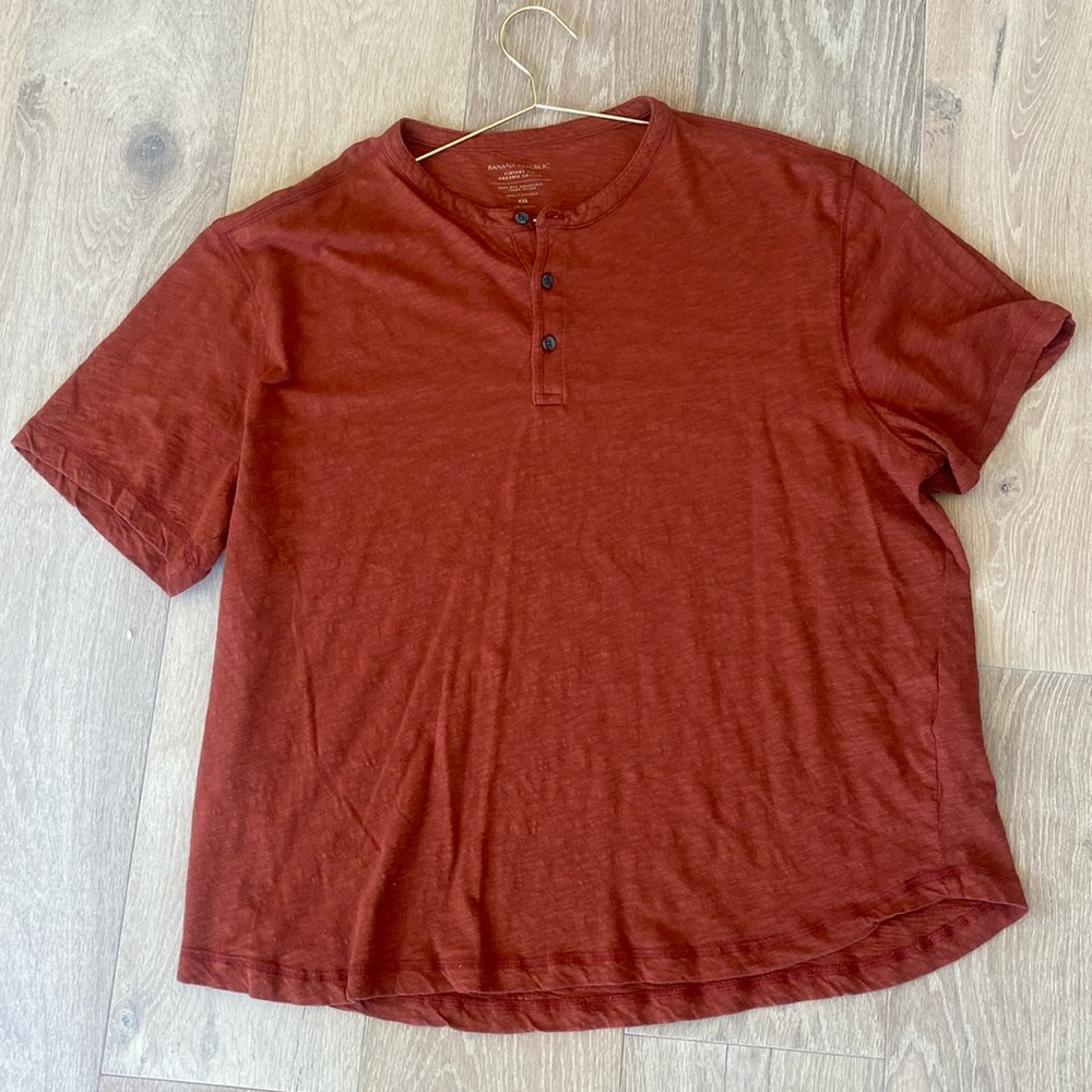 Men’s Banana Republic Button T-shirt
